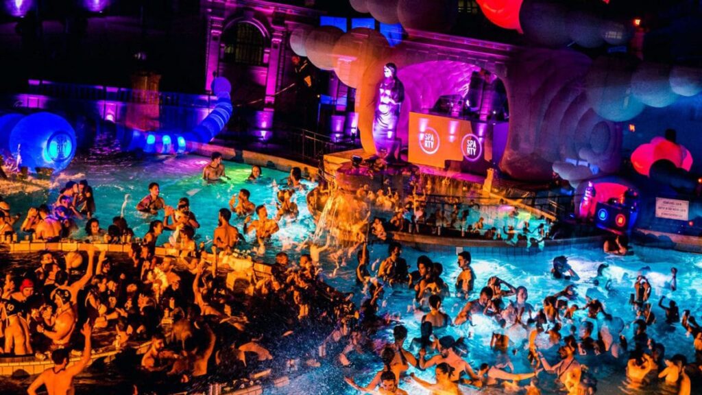 Antalya’da Havuz Partisi Turistleri Coşturdu